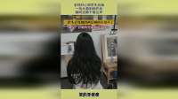 老师好心帮学生改画，一抬头看到画作后，瞬间安静不敢出声