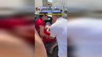 喜婆婆喜公公“端”着孙子下车，全程喜笑颜开，走路都带风