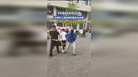 学校里举办吃西瓜比赛，外国友人直接被拉回淘汰出局，网友：这是力气和重量的比拼
