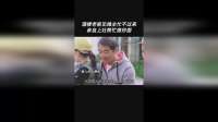 酒楼老板见摊主忙不过来亲自上灶帮忙做炒面