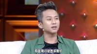 邓超在母亲身后撒娇比耶