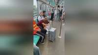 地铁发生暖心的一幕