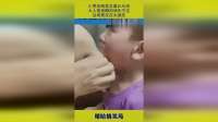 小男孩嘴里含着乒乓球，大人智商瞬间消失不见，这场景实在太搞笑