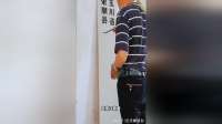 男子用毛笔，将普通写字变成书法展示