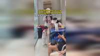 宝宝认错妈妈一把抱住她人大腿，得知后满脸尴尬，伸手让妈妈带走