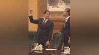 现场：美方成员抵达人民大会堂 鲁比奥指天花板让大家看