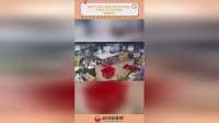 服装厂内孩子掉进衣筐被布料盖住，母亲专心干活未发现，暗藏危险