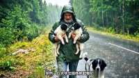 暴雨中被弃，绝望母子终遇暖心大爷，结局泪目