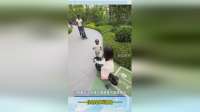 小孩姐在小区楼下偶遇真人版娜塔莎，这娜塔莎很有礼貌，还主动打招呼