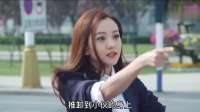 富婆开车差点撞了人，小伙想走，富婆却赖上他