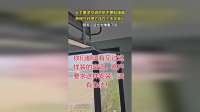 业主要求空调外机不要贴墙面，师傅只好把它挂在了天花板上