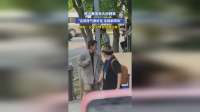 陈小春身穿大码西装，“这穿搭气质好足，走路都带风”