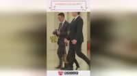 马总带着宝贝儿子给大家打招呼了