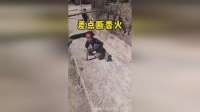 还好是爷爷奶奶带大的，这要是老爸带大的，皮带不打断两根我不信
