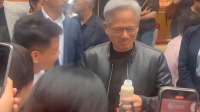 “这什么东西啊”黄仁勋当面评价北京豆汁，阿姨告诉他：对身体好