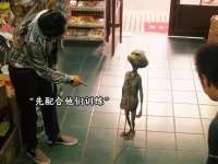 男人意外抓到一只外星人