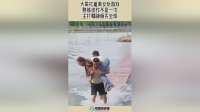 大哥扛着美女玩游戏，熟练动作不是一次，主打精神领先全球！