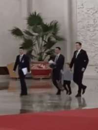 马斯克带儿子到人民大会堂 小家伙蹦蹦跳跳非常开心