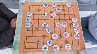 棋瘾犯了，村里去盘老大爷，结果大爷好好的赢棋被军师嚯嚯了！