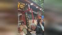 英伟达CEO黄仁勋现身北京街头 逛南锣鼓巷，吃炸酱面