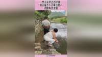 男子在桥边这样做,美女看不下去拿出棍子,这酸爽劲谁懂!
