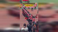 鄂尔多斯高校运动会开幕式，学生模仿机器人表演，网友：没有智能，全是人工