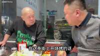 下雨天就是喝酒撸串儿的日子，伙计们一起聊聊天、吹吹牛，岂不快
