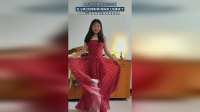 女儿挑战穿妈妈的衣服，女儿穿已经很好看，妈妈穿上后美呆了