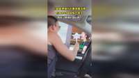 小姐姐把银行卡塞进魔法棒，付款的时候就像在施法