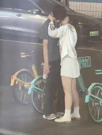 短裙美女搂着"小奶狗"热吻 男生愣在原地动也不敢动