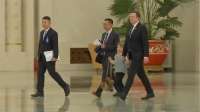 马斯克带儿子参加中美工商界代表会议：其儿子一蹦一跳地跟着