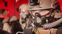 人类士兵从高空一跃而下，充满了一去不复返的悲壮