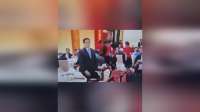 尴尬！鲁比奥参加晚宴时，一个人站在桌子旁不知所措！