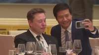 美国代表团在北京出席国宴，雷军拿着手机和马斯克合影