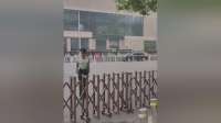 特朗普车队驶过北京街头 武警战士站路边警戒身姿挺拔