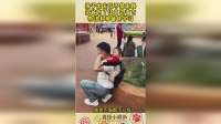 孩子出去玩不想走路，宝爸为了让自己省力，办法非常值得学习！
