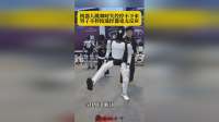 机器人跳舞时失控停不下来，男子不停按遥控器毫无反应