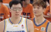 媒体人：周琦、王哲林对决让人感慨，曾凡博对比张镇麟相形见绌