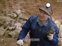 男人在倒垃圾时突然看到一件诡异的事情