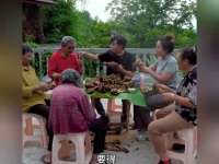 徐三娃花50买3笼牛骨，和媳妇儿做辣卤牛骨堆满一桌