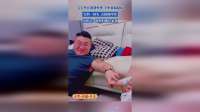 宝宝坐在爸爸怀里，手牵着叔叔玩，岂料一回头，直接被吓哭