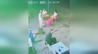 男子跷二郎腿玩手机 不料凳子腿折了摔个屁墩
