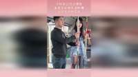 小伙坐公交占便宜，美女却微笑道歉，此处无声胜有声