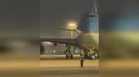 这段视频外网爆火：空军一号在几米外轰鸣而过，中国军人纹丝不动