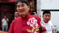 大衣哥演出回来就找他的玉华，把收获满满的钱包交给大衣嫂
