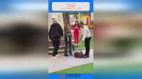 男子假扮盲人，测试情侣，红衣美女路见不平一声吼！