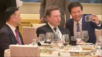 马斯克在欢迎晚宴上遭粉丝合影