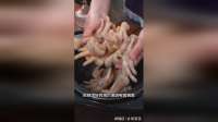 把焯烫好的鸡爪倒进电饭锅里，出锅就是鸡爪最好吃的做法