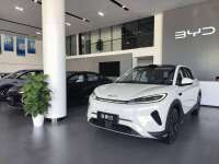 比亚迪经销商店内；虎嗅拍摄