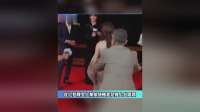 单依纯被老总推上台唱歌，她无奈地翻了一个白眼还是没唱！
